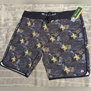 Travis Mathew Becan Ruins men's boardshorts Sz: 42 NWT